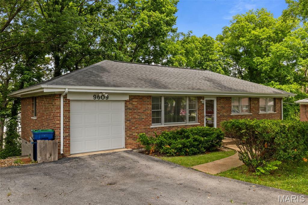 Property Photo: 9609 Twincrest Drive MO 63126