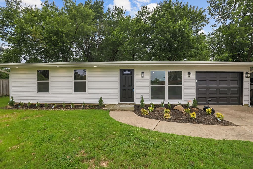 Property Photo: 802 Hinshaw Drive AR 72762