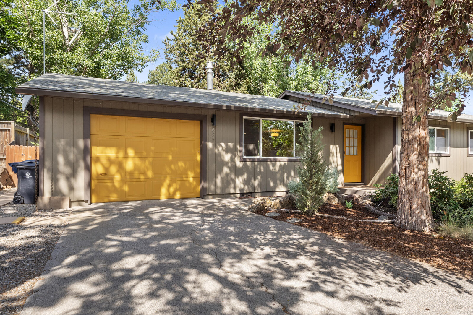 Property Photo: 635 SE 6th Street OR 97702