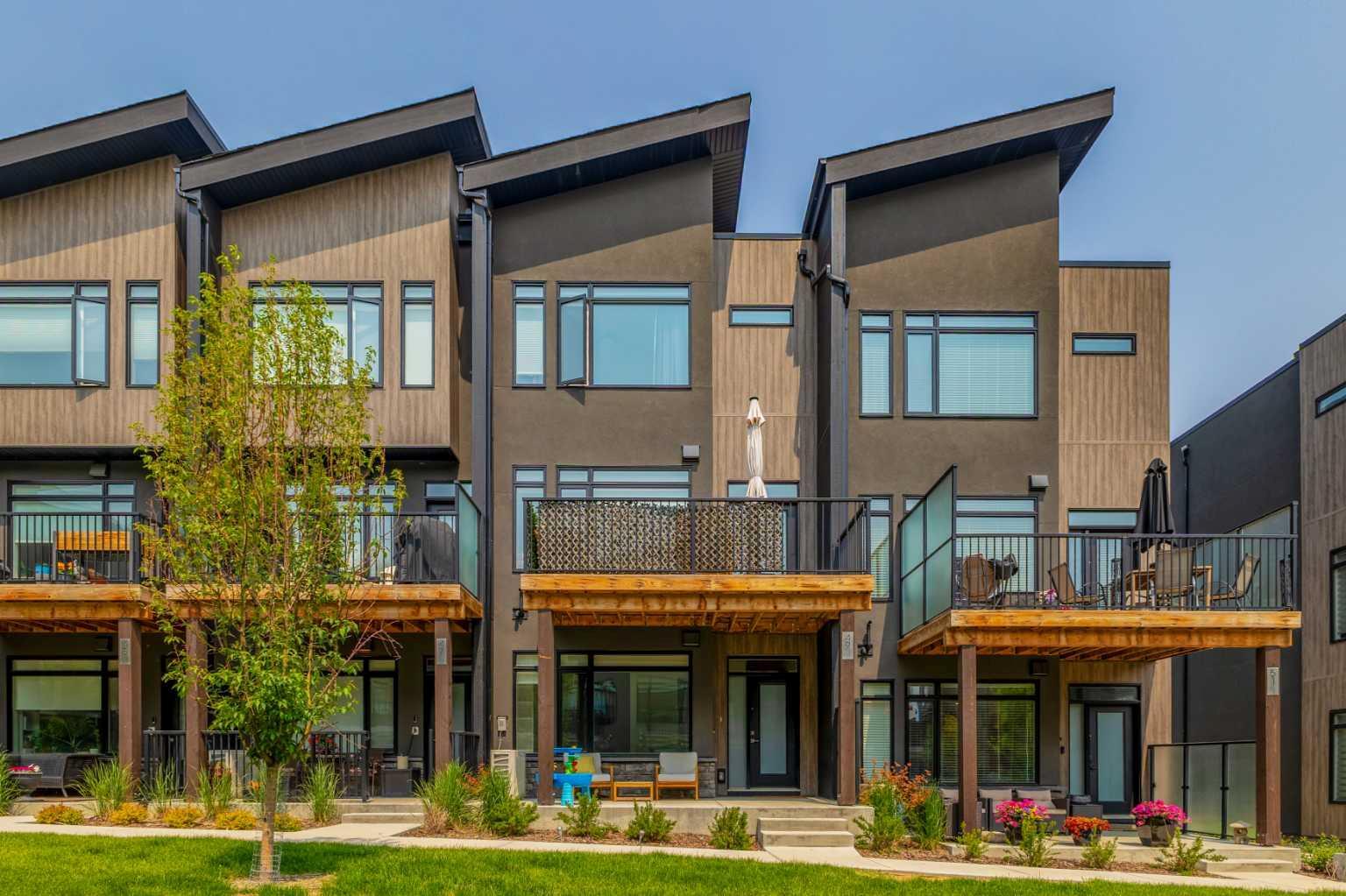 Property Photo:  49 Royal Elm Green NW  AB T3G 0G8 