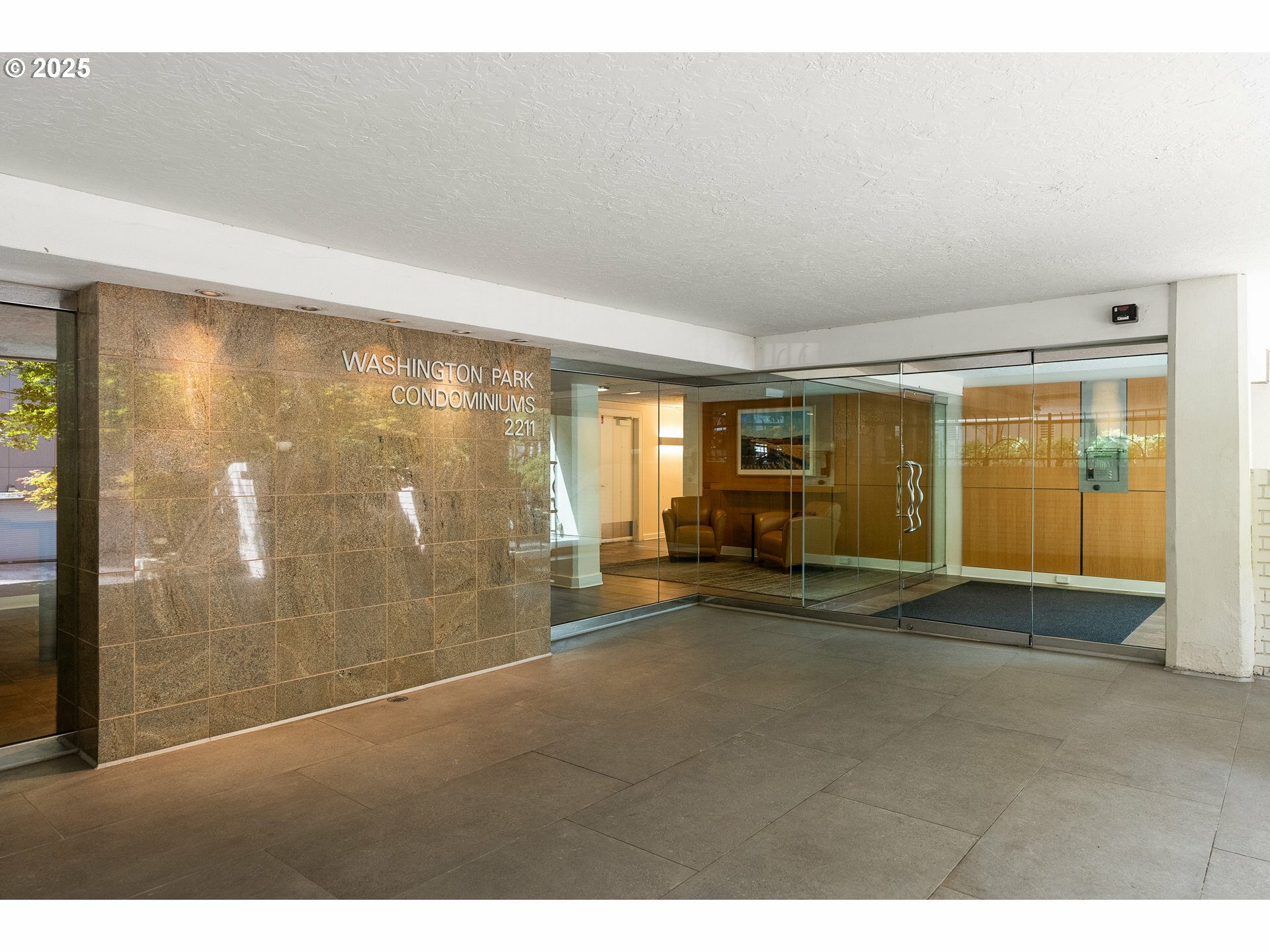 Property Photo: 2211 SW Park Pl OR 97205