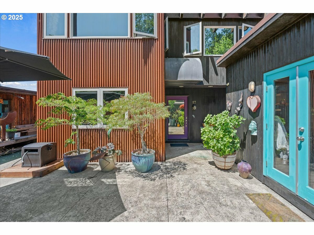 Property Photo:  6901 SE Oaks Park Way 17  OR 97211 
