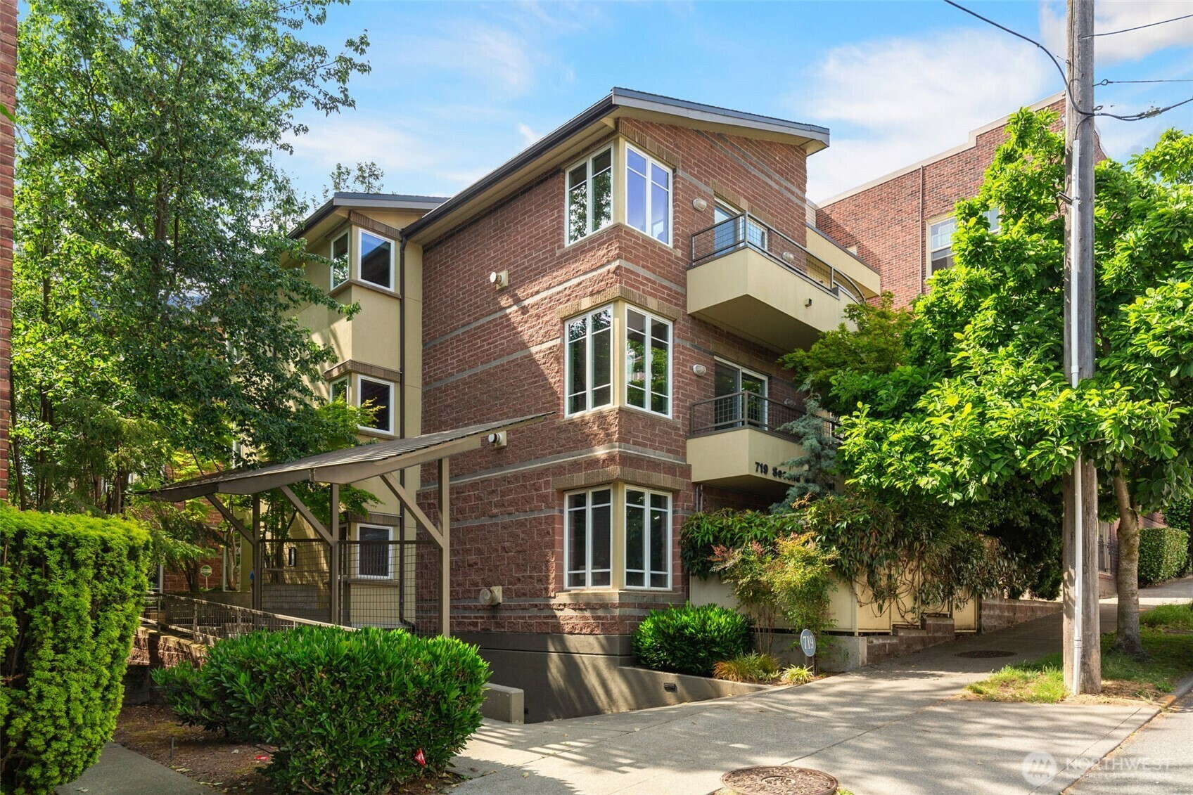 Property Photo: 719 2nd Avenue W 101 WA 98119