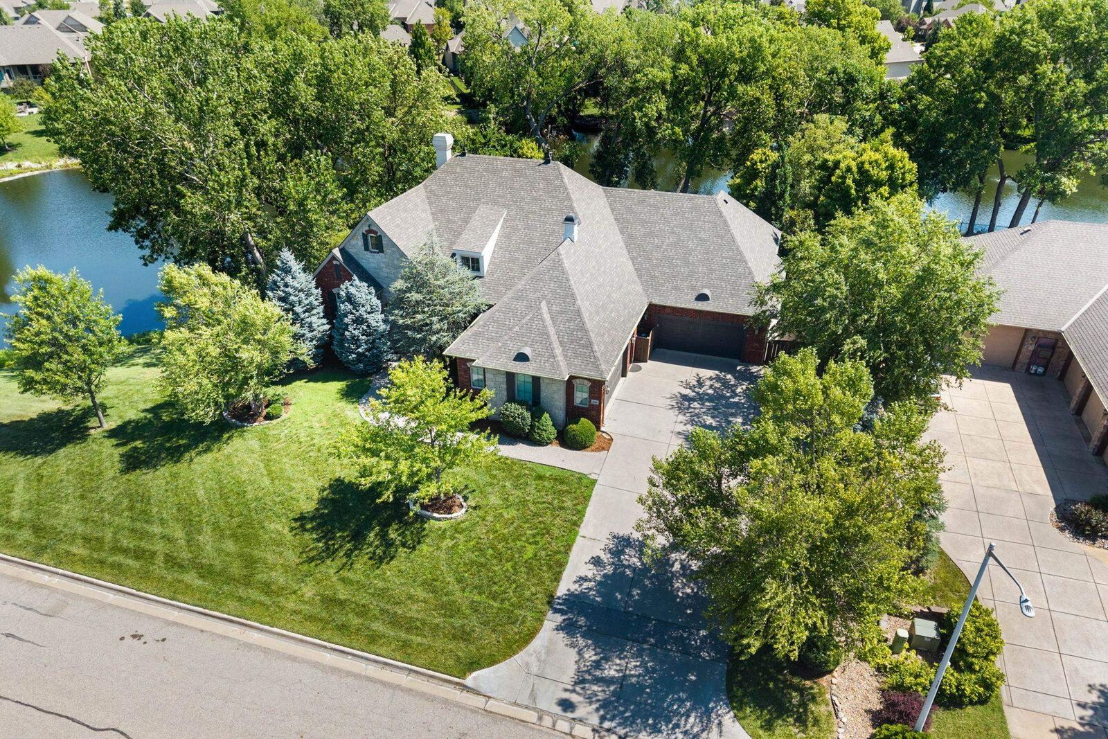 Property Photo: 918 E Lakecrest Dr KS 67002