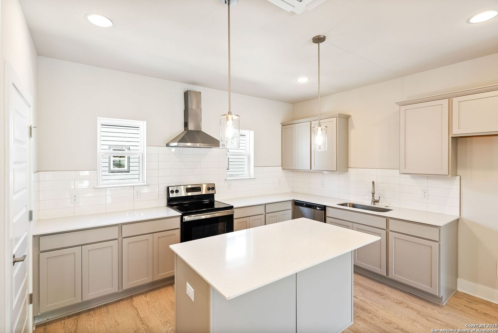 Property Photo:  419 Ira Avenue 1101  TX 78209 