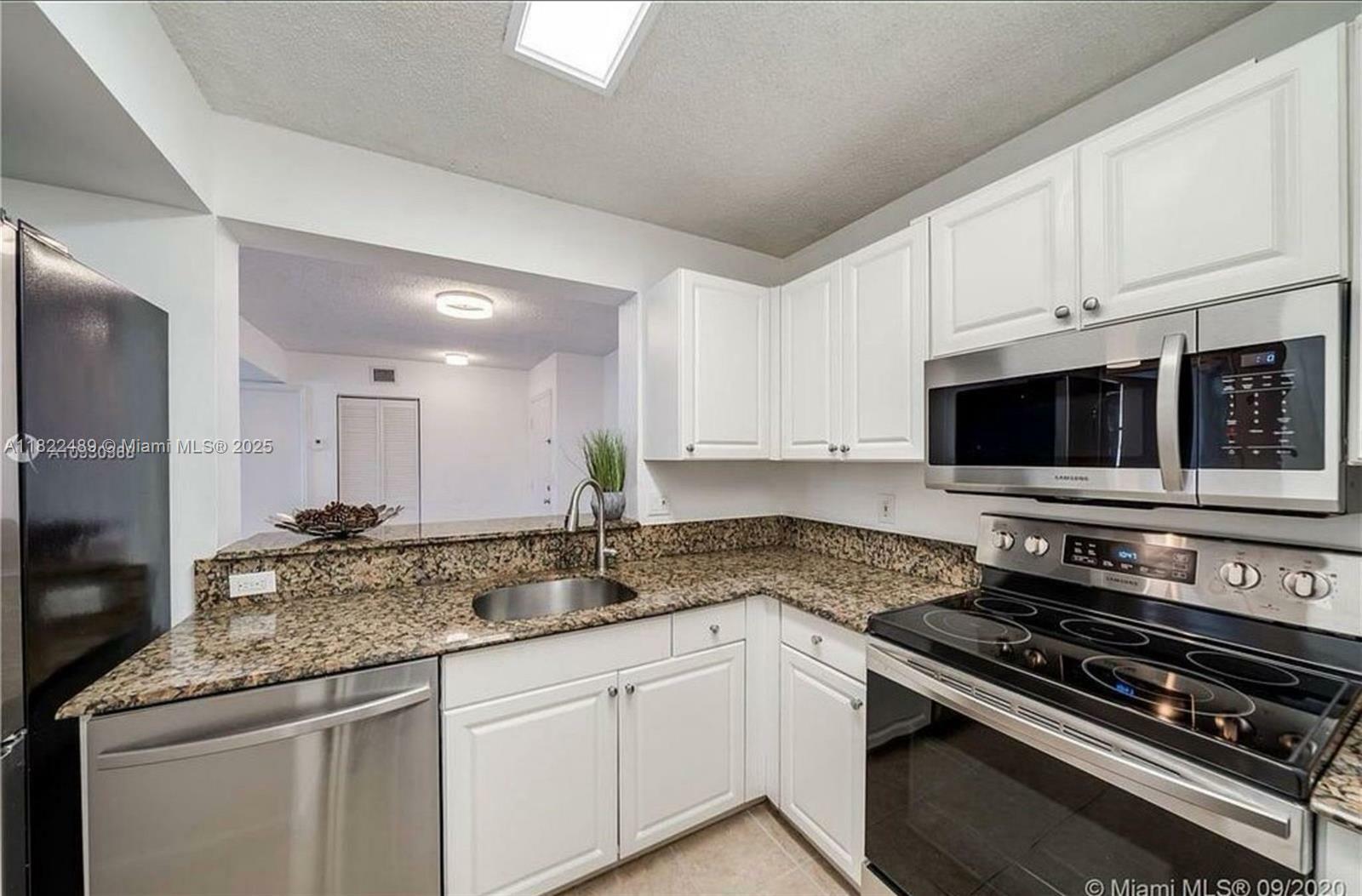 Property Photo: 2711 Ocean Club Blvd 207 FL 33019
