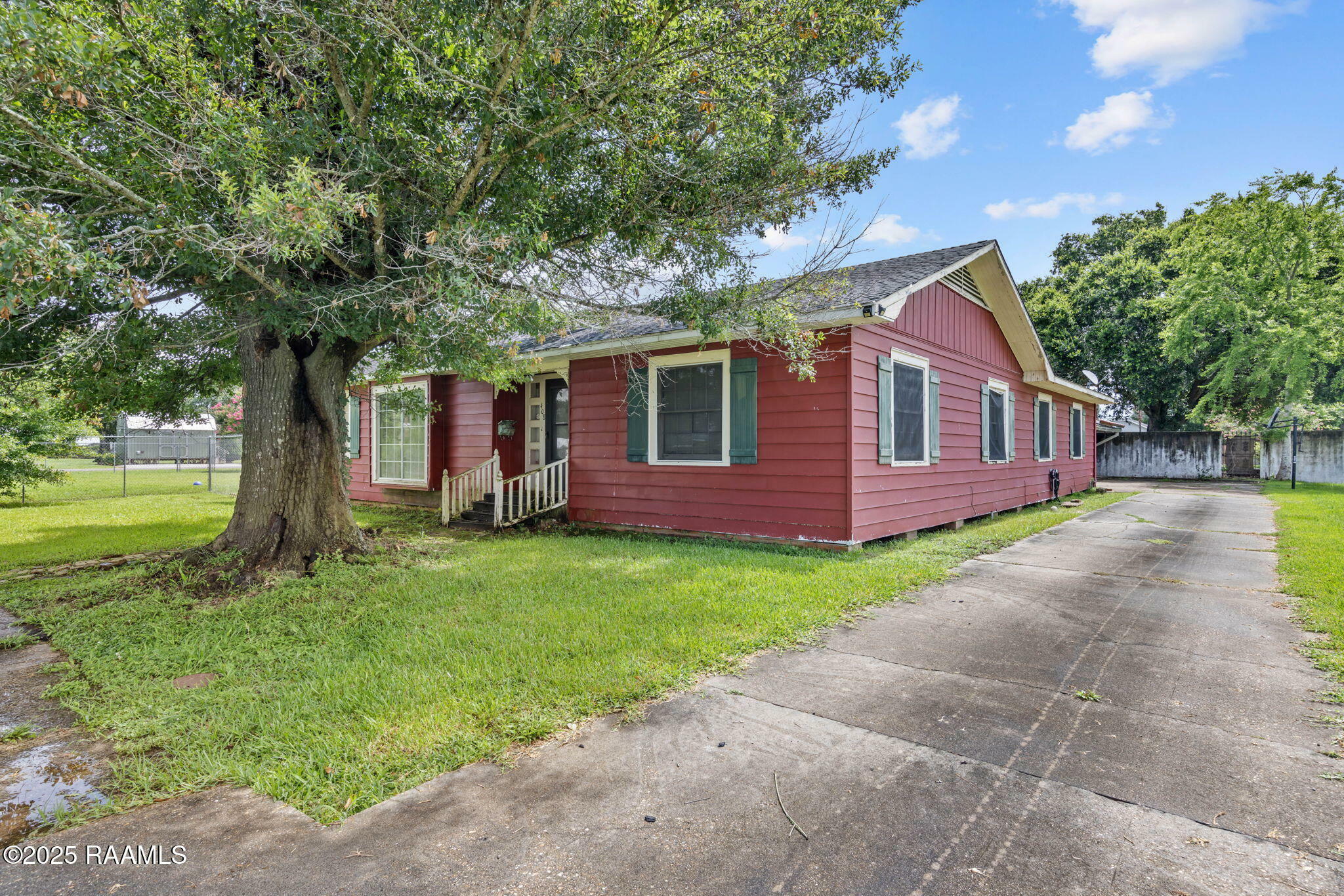 Property Photo: 408 Section Avenue LA 70578