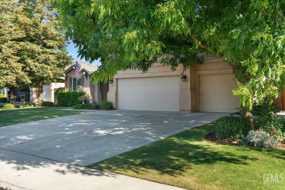 Property Photo:  11311 Mezzadro Avenue  CA 93312 