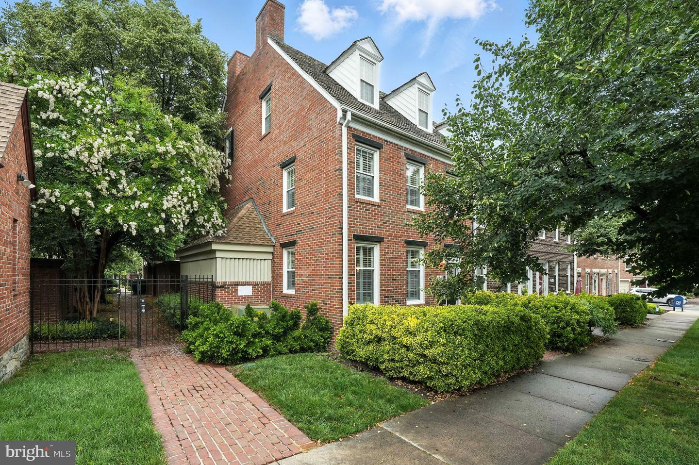 Property Photo:  809 Franklin Street  VA 22314 