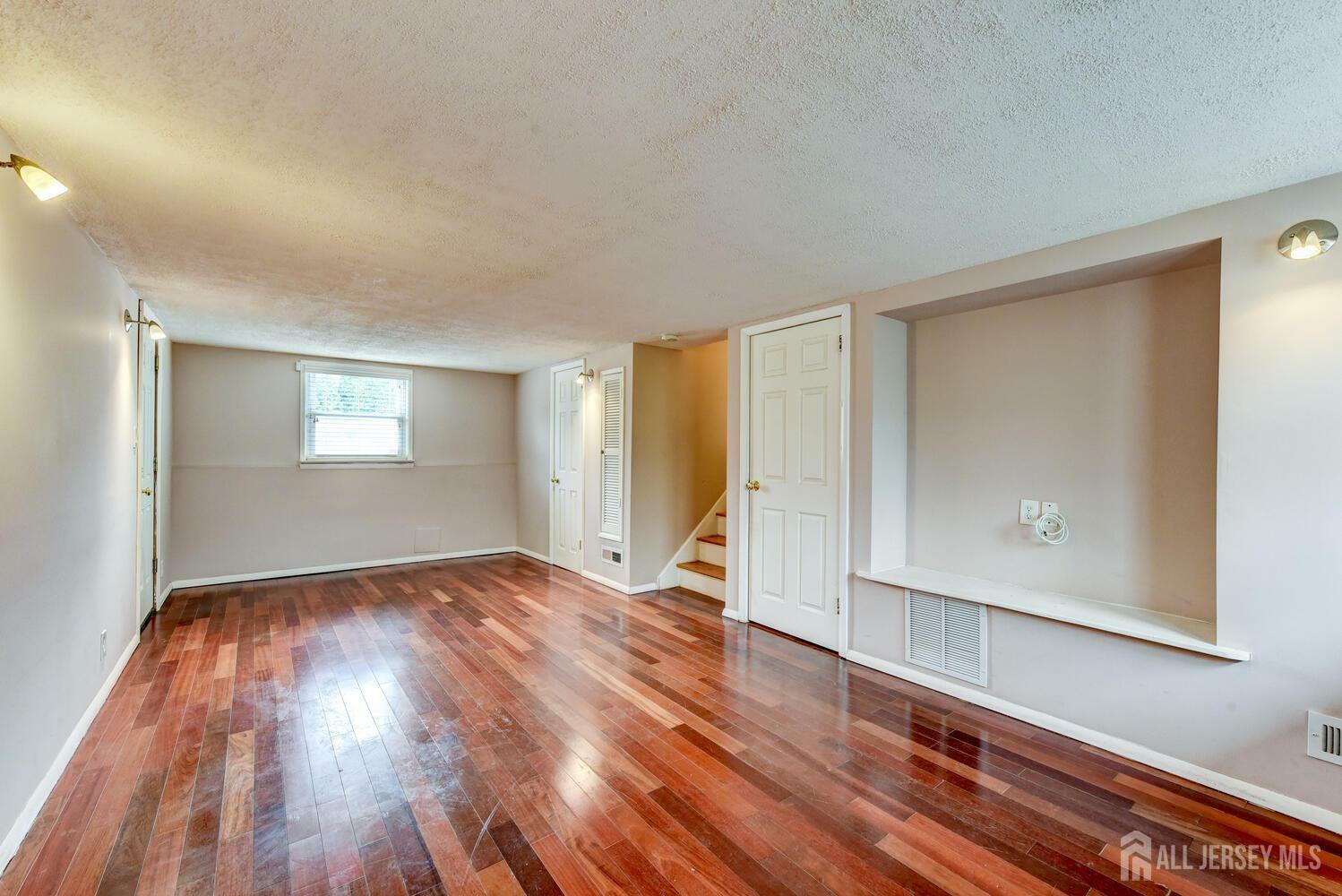 Property Photo:  174 Grove Avenue  NJ 08840 