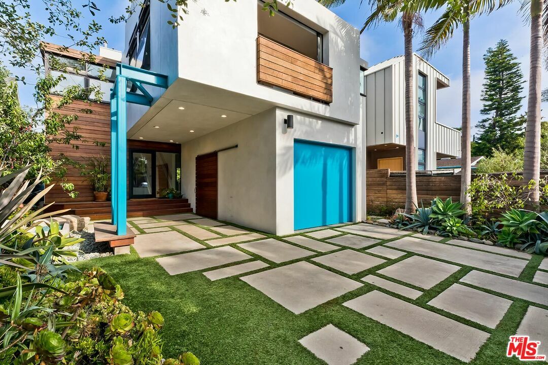Property Photo: 832 Superba Ave CA 90291
