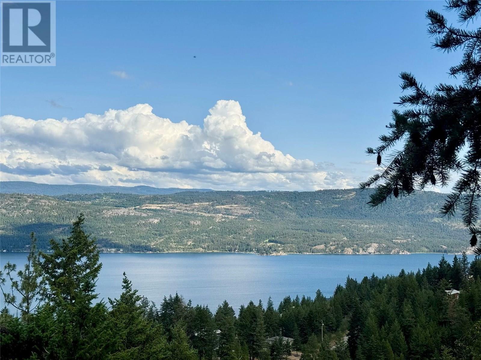 Photo de la propriété:  90 Crown Crescent  BC V1H 2C3 