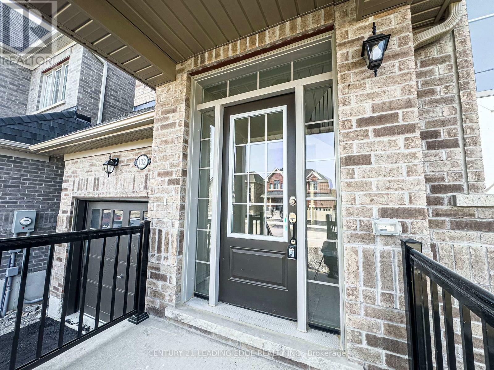 Property Photo:  132 Robin Trail  ON L9L 1B3 