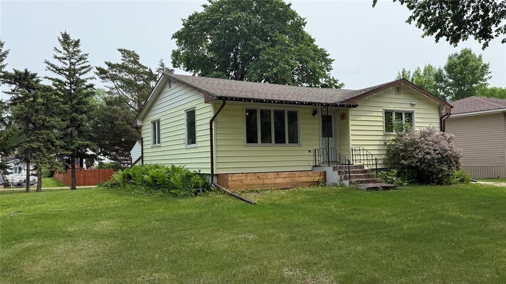 Property Photo: 662 Broadway Street MB R0K 0E0