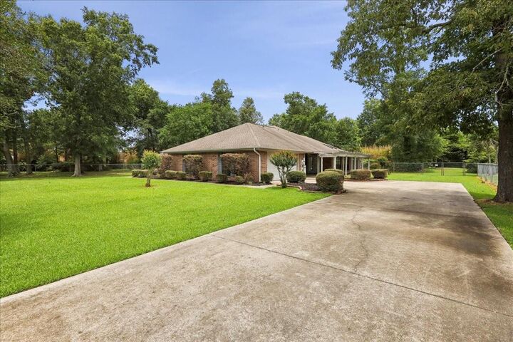 Property Photo:  6208 Rosewood Drive  TX 77632 