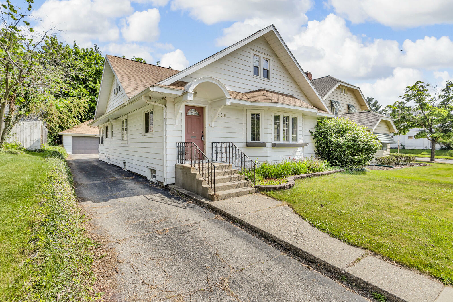 Property Photo:  806 Oakridge Drive  MI 49203 