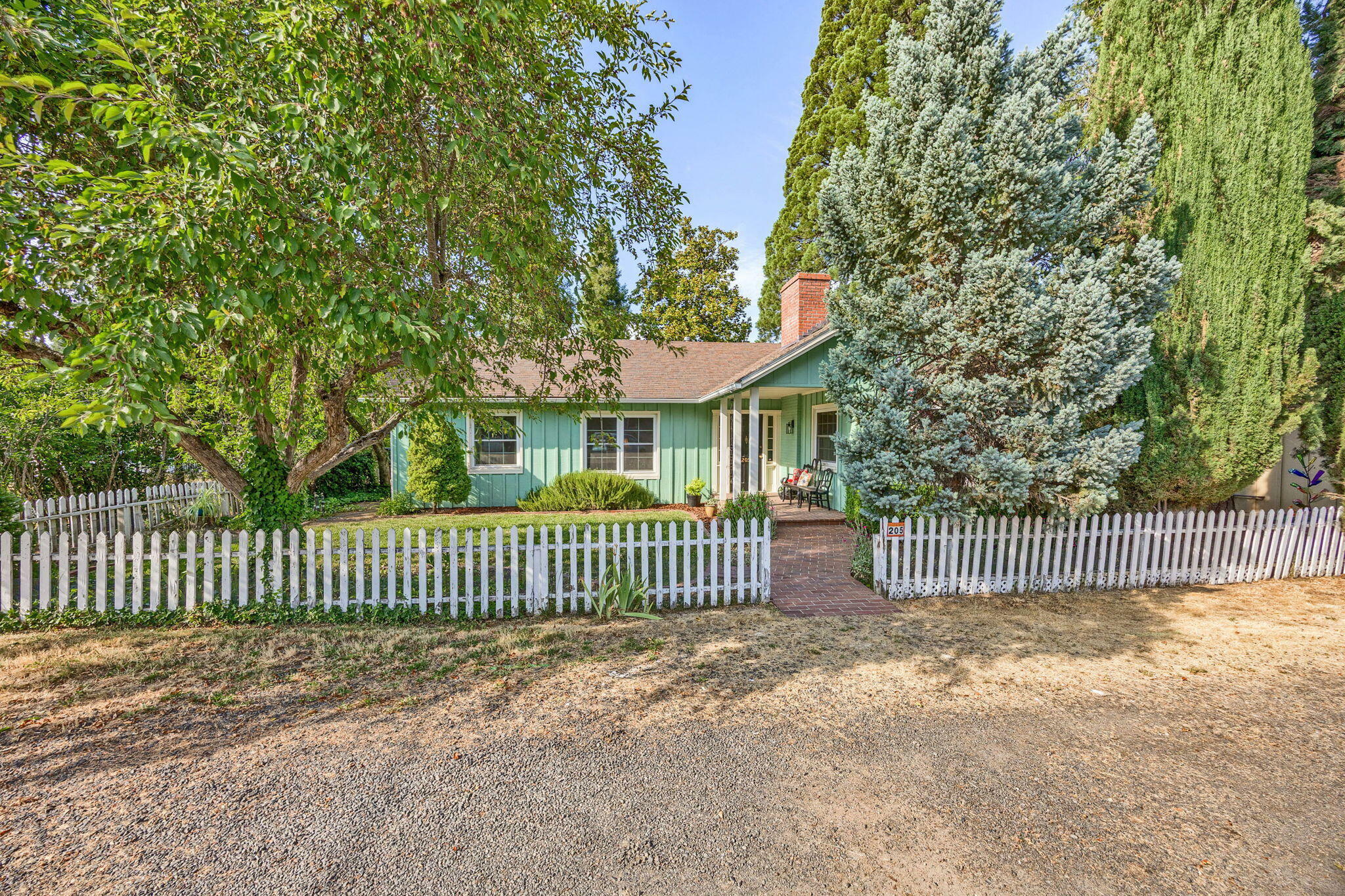Property Photo:  205 E D Street  OR 97530 