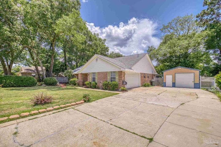 Property Photo: 5577 Shadow Grove Blvd FL 32526