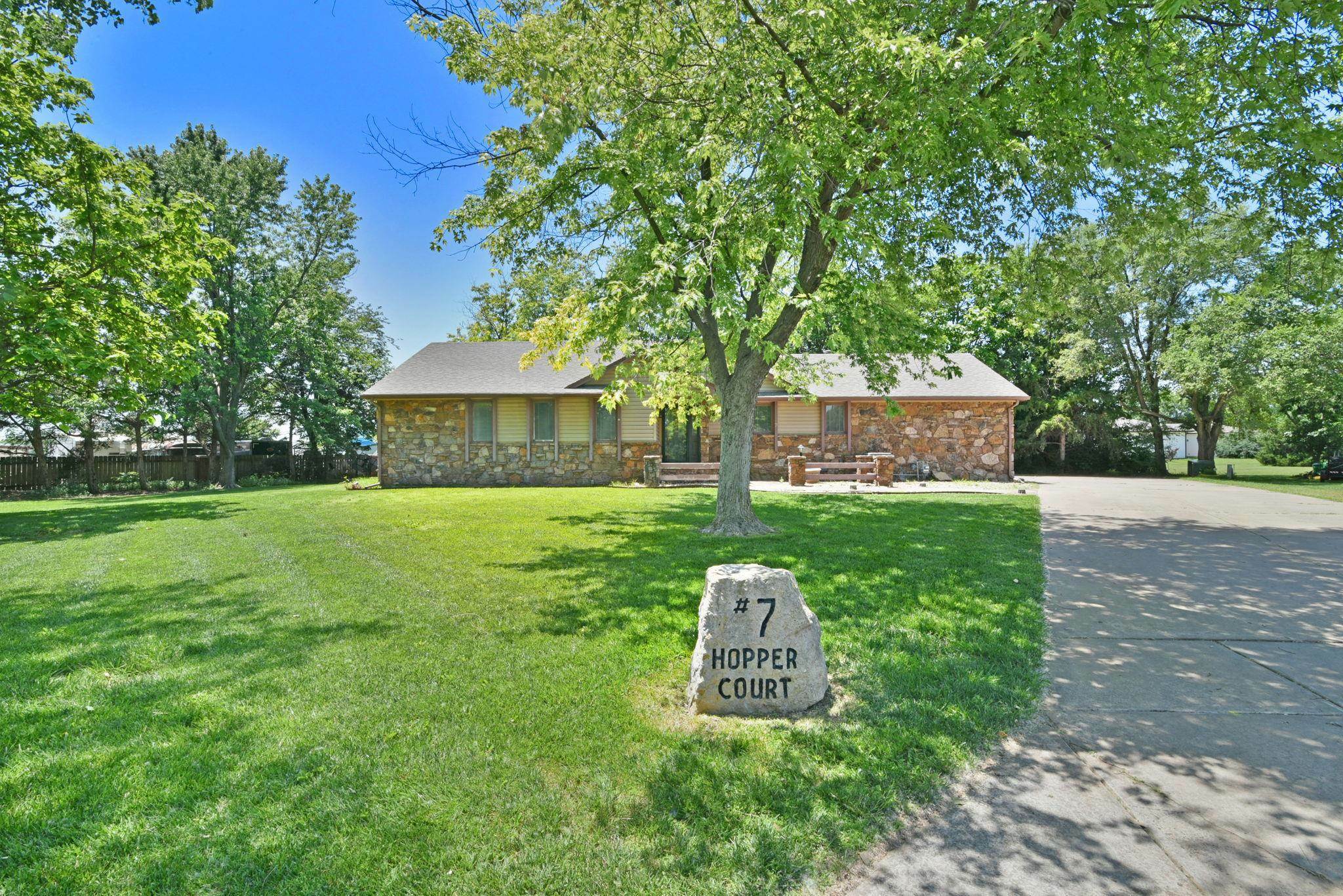 Property Photo:  7 N Hopper Ct  KS 67052 