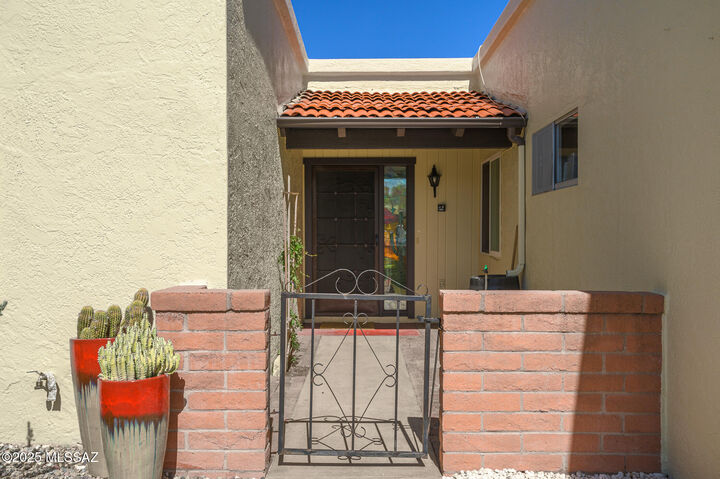 Property Photo:  841 S Camino Del Monte  AZ 85614 