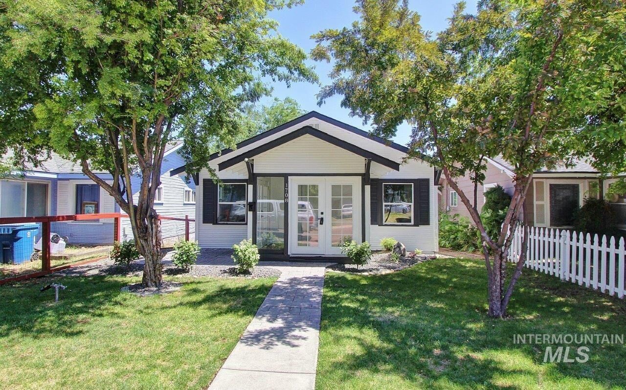 Property Photo:  1708 1st. St. S  ID 83651 