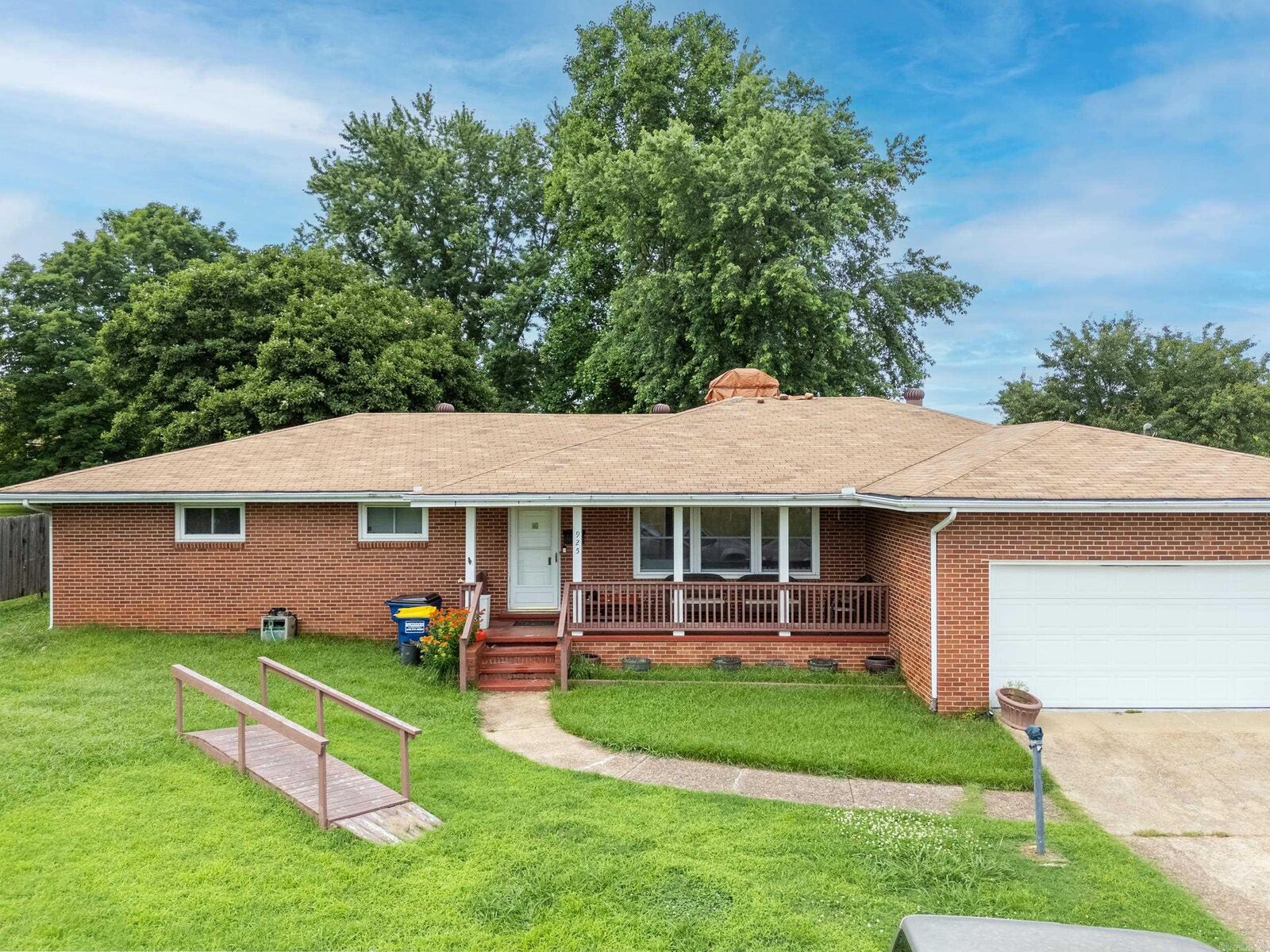 Property Photo: 925 E 6th Street AR 72653