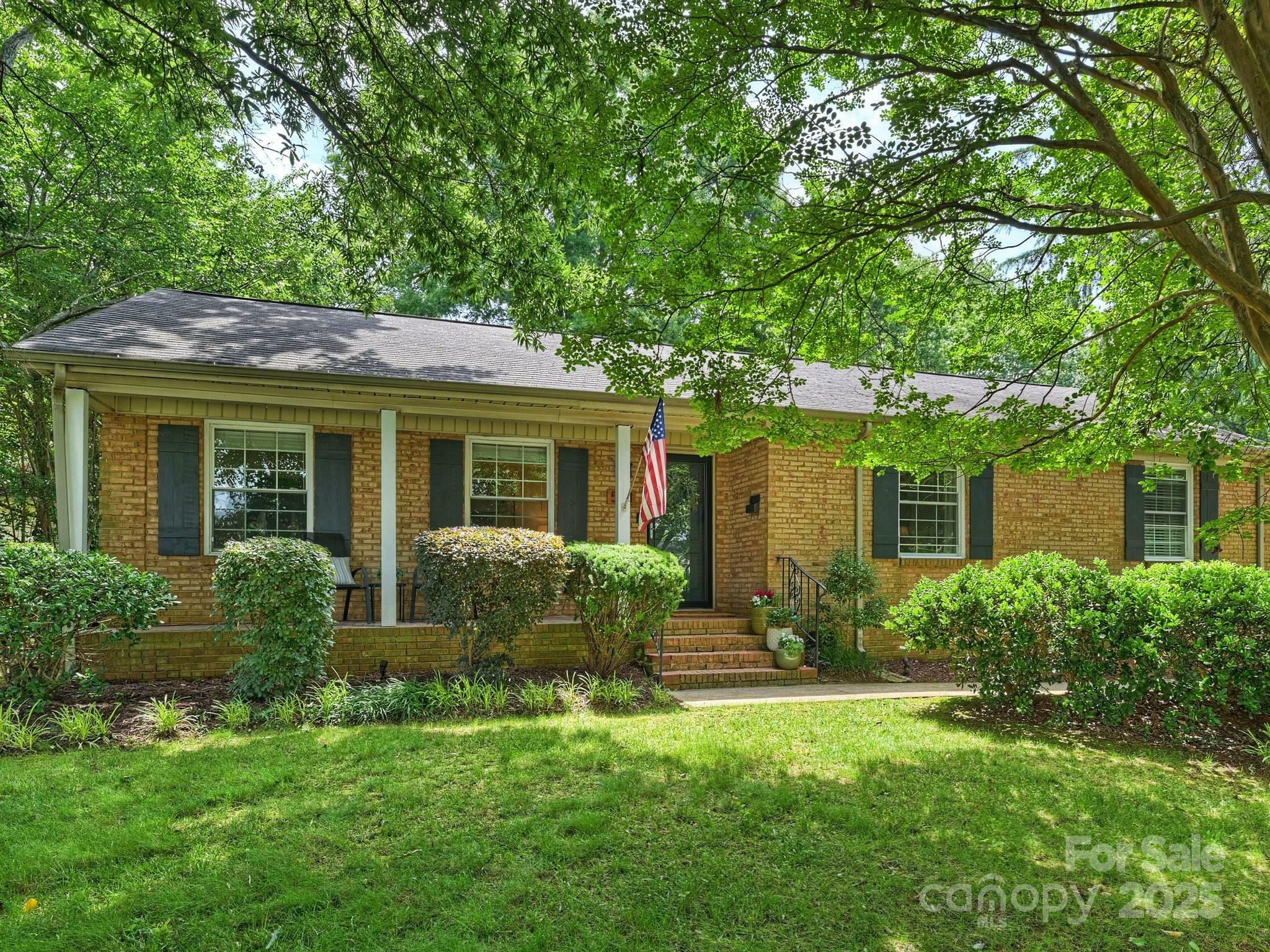 Property Photo: 5211 Londonderry Road NC 28210