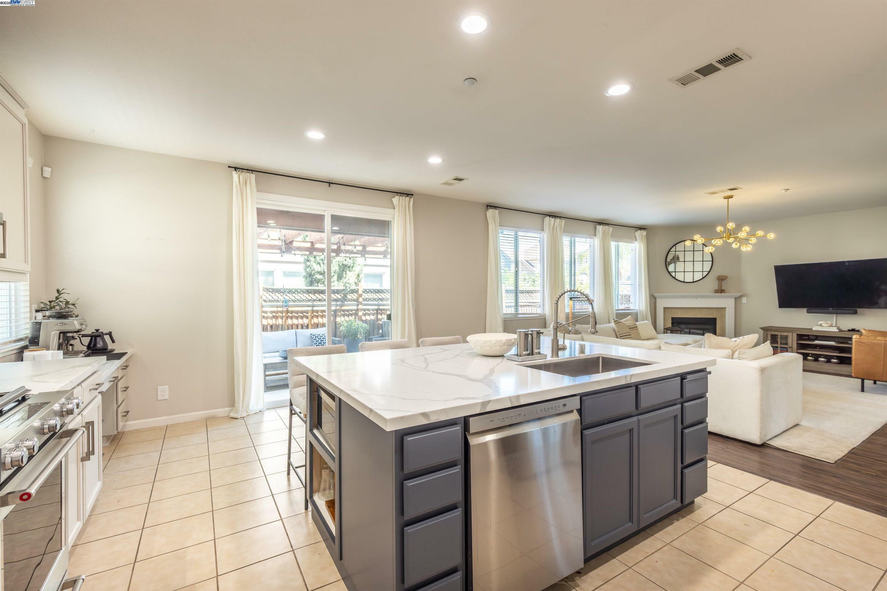 2457 Mojave Dr  Brentwood CA 94513 photo