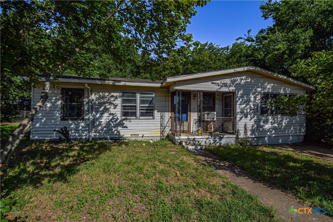 Property Photo: 202 Margaret Lee Street TX 76522