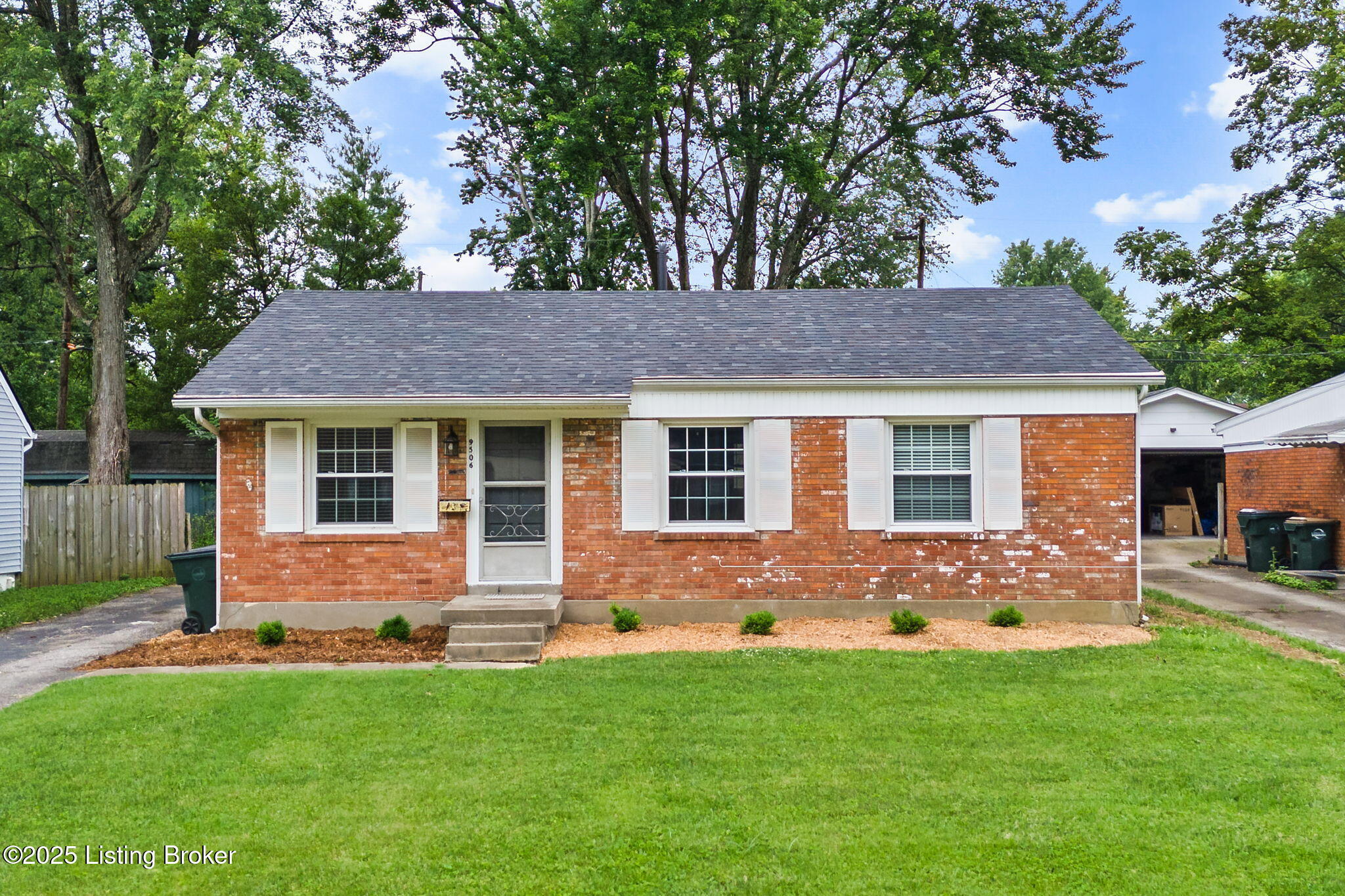 Property Photo: 9506 Sue Helen Dr KY 40299