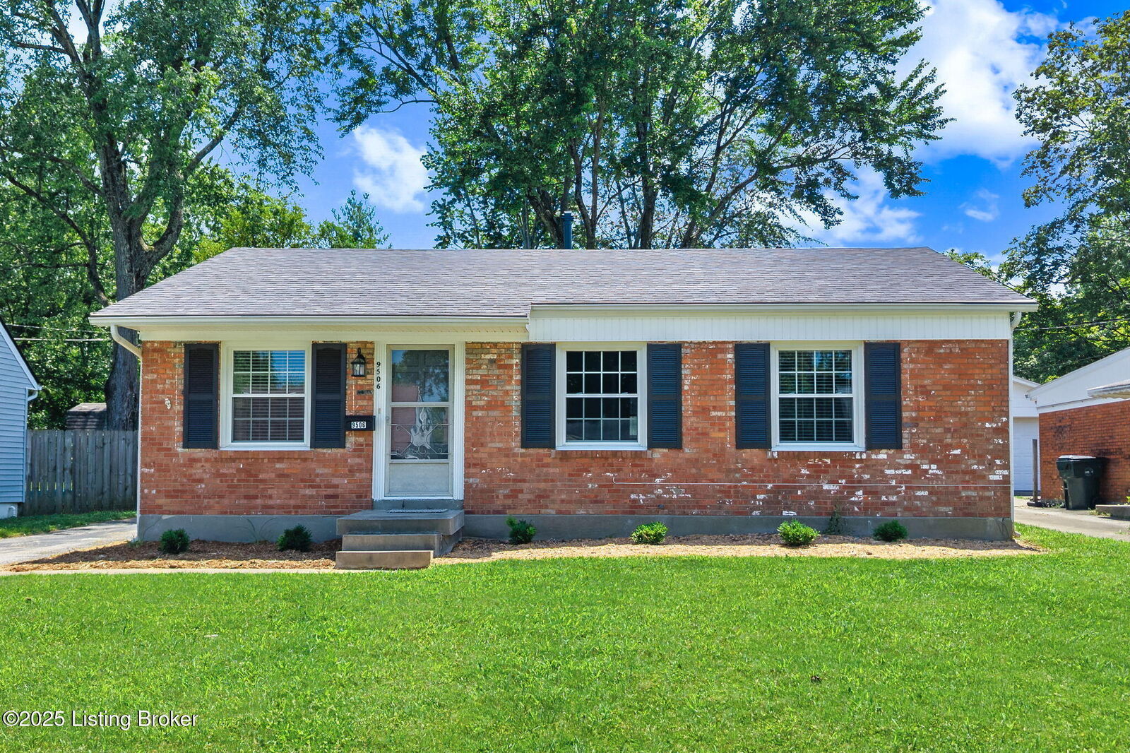 Property Photo: 9506 Sue Helen Dr KY 40299