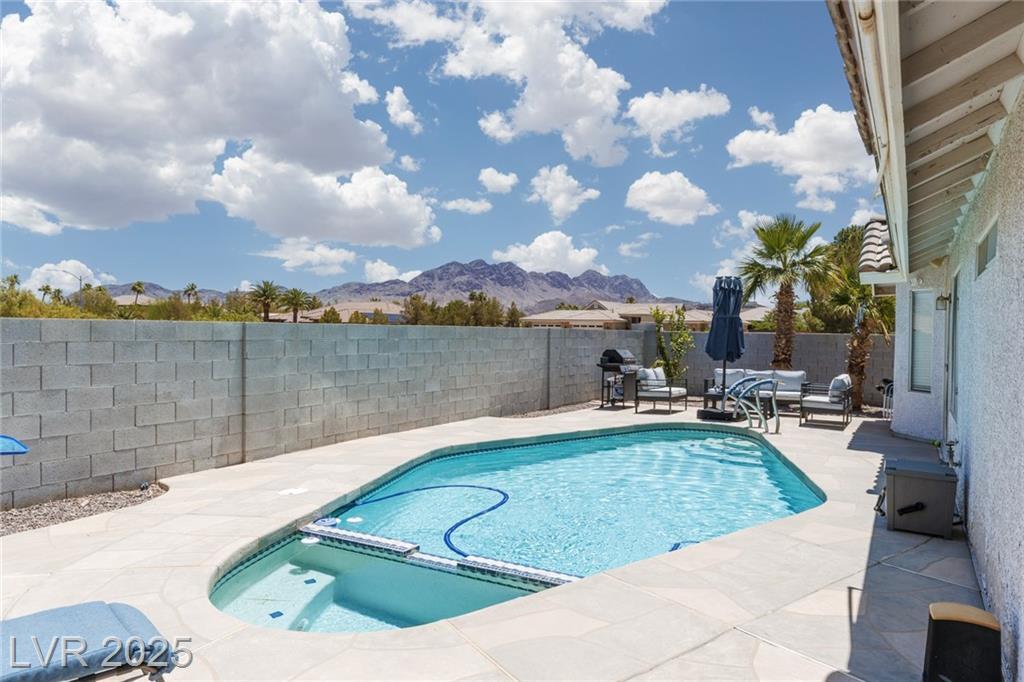 Property Photo: 998 Hunters Run Drive NV 89002