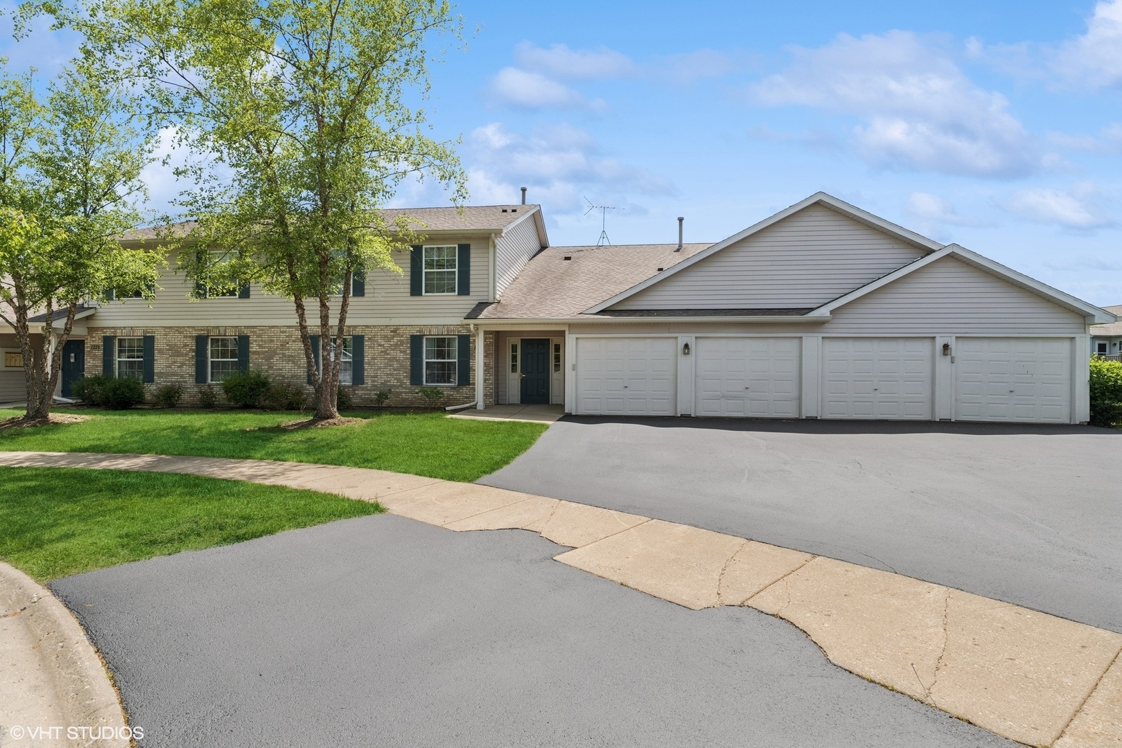 Property Photo: 1228 N Red Oak Circle 2 IL 60073