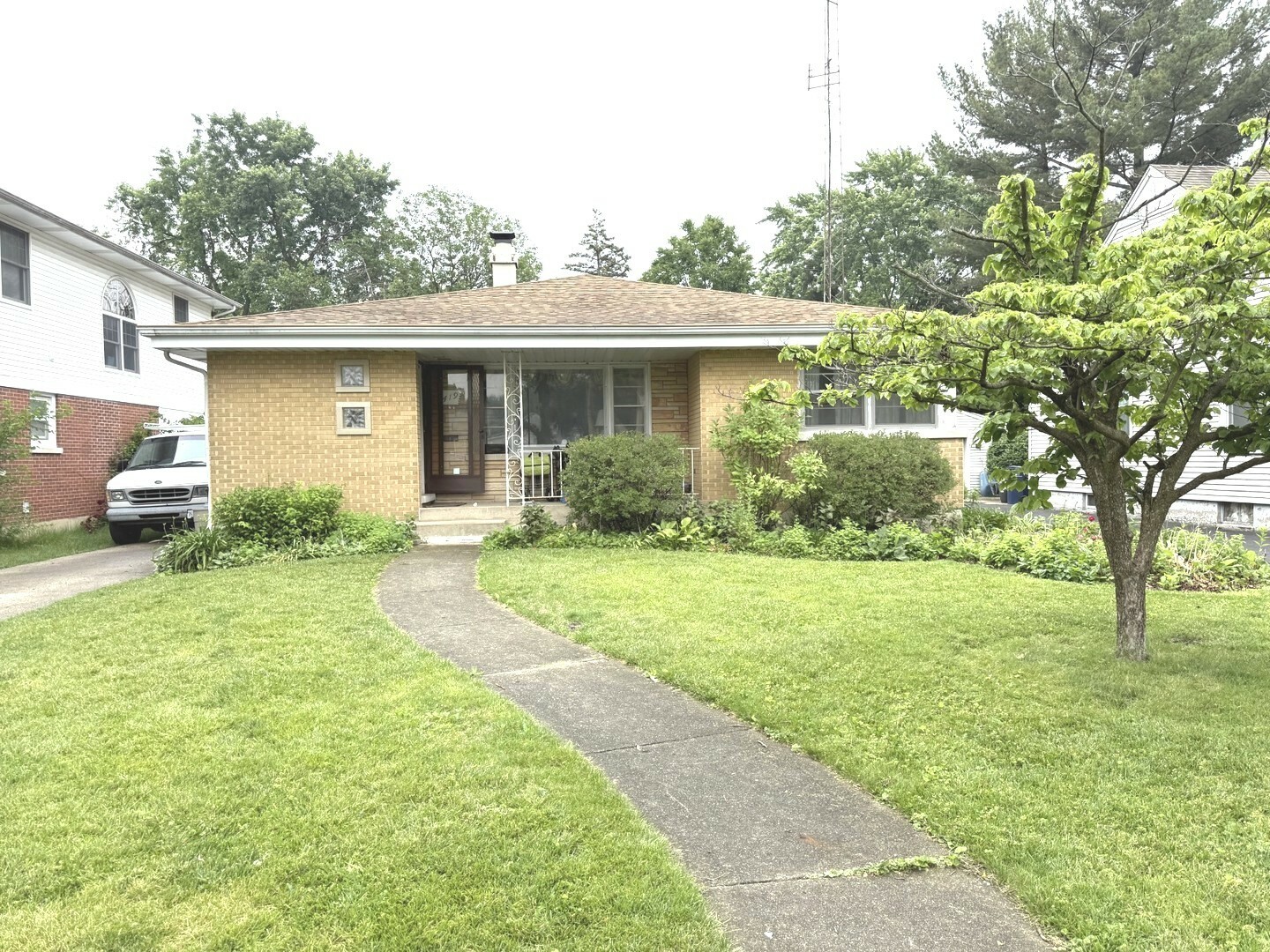 Property Photo: 419 S Chase Avenue IL 60148
