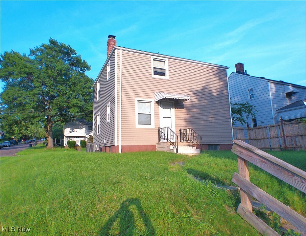 Property Photo: 1560 Redwood Avenue OH 44301