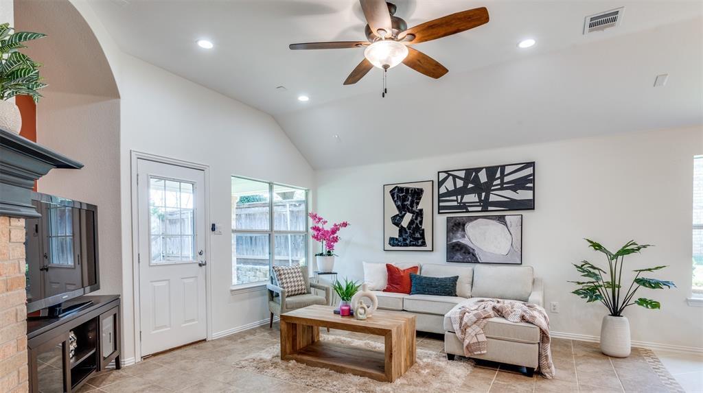 Property Photo: 920 Park Forest Drive TX 76053