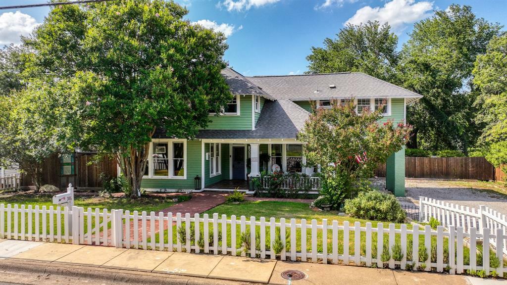 Property Photo:  305 E Lee Avenue  TX 76086 