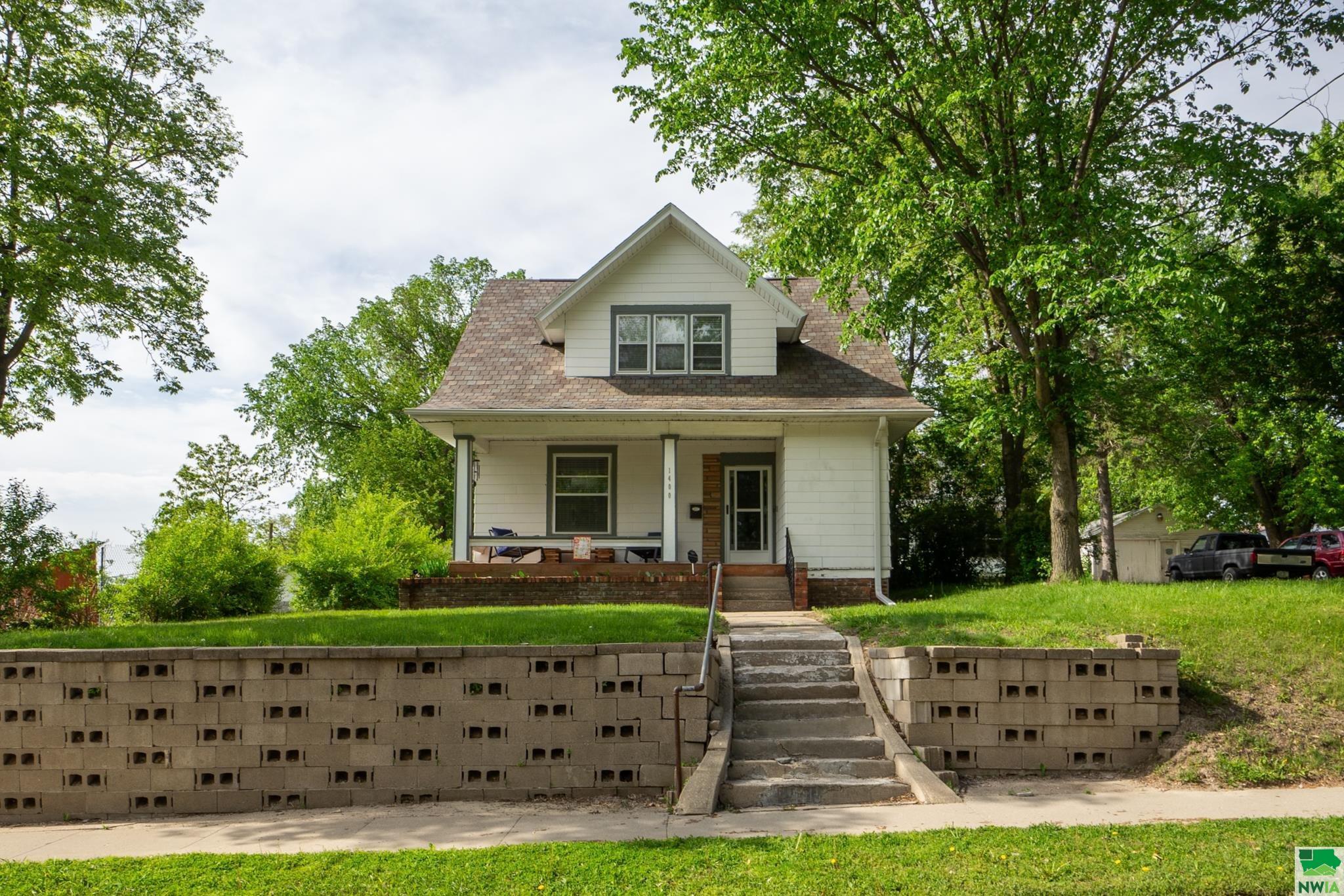Property Photo: 1400 27th St IA 51104