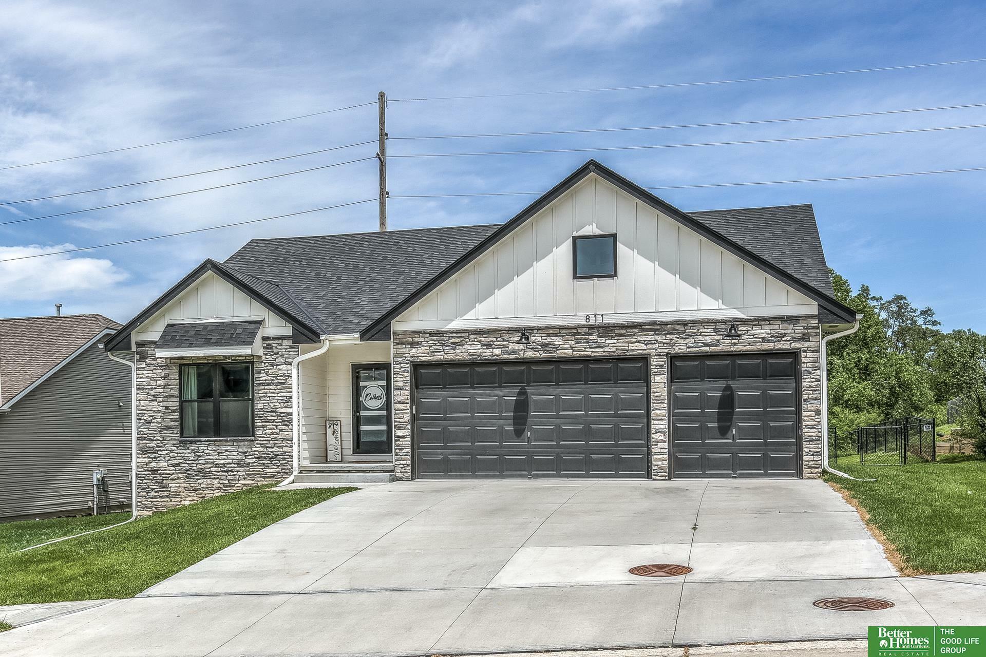 Property Photo:  811 Grandview Drive  NE 68037 