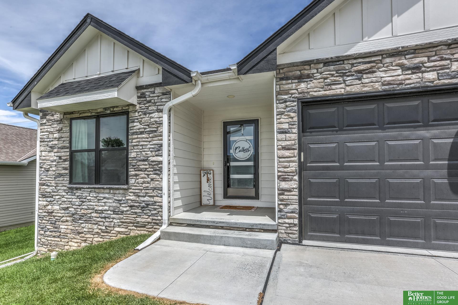 Property Photo: 811 Grandview Drive NE 68037