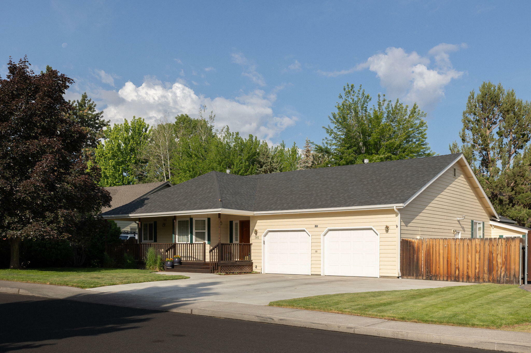 Property Photo:  793 SE Shadowood Drive  OR 97702 