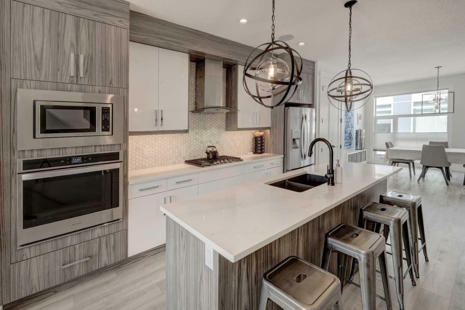 Property Photo: 3810 Parkhill Place SW 2 AB T2S 2W7