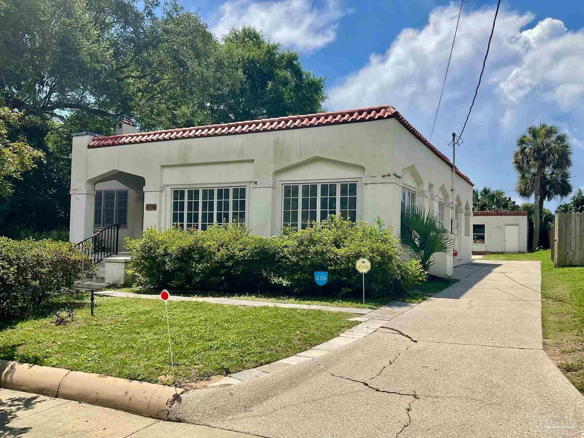 Property Photo: 107 W Lloyd St FL 32501