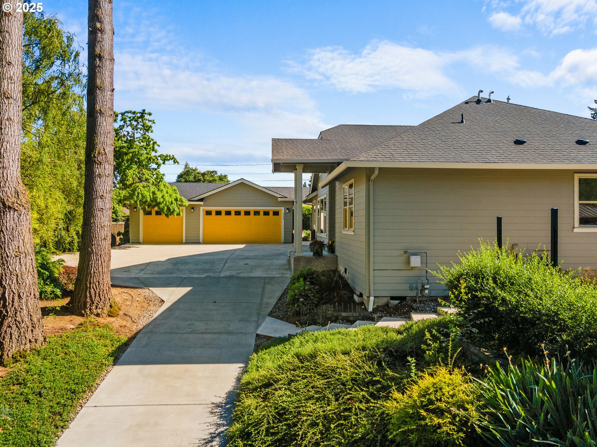 Property Photo:  115 NE 45th St  WA 98663 
