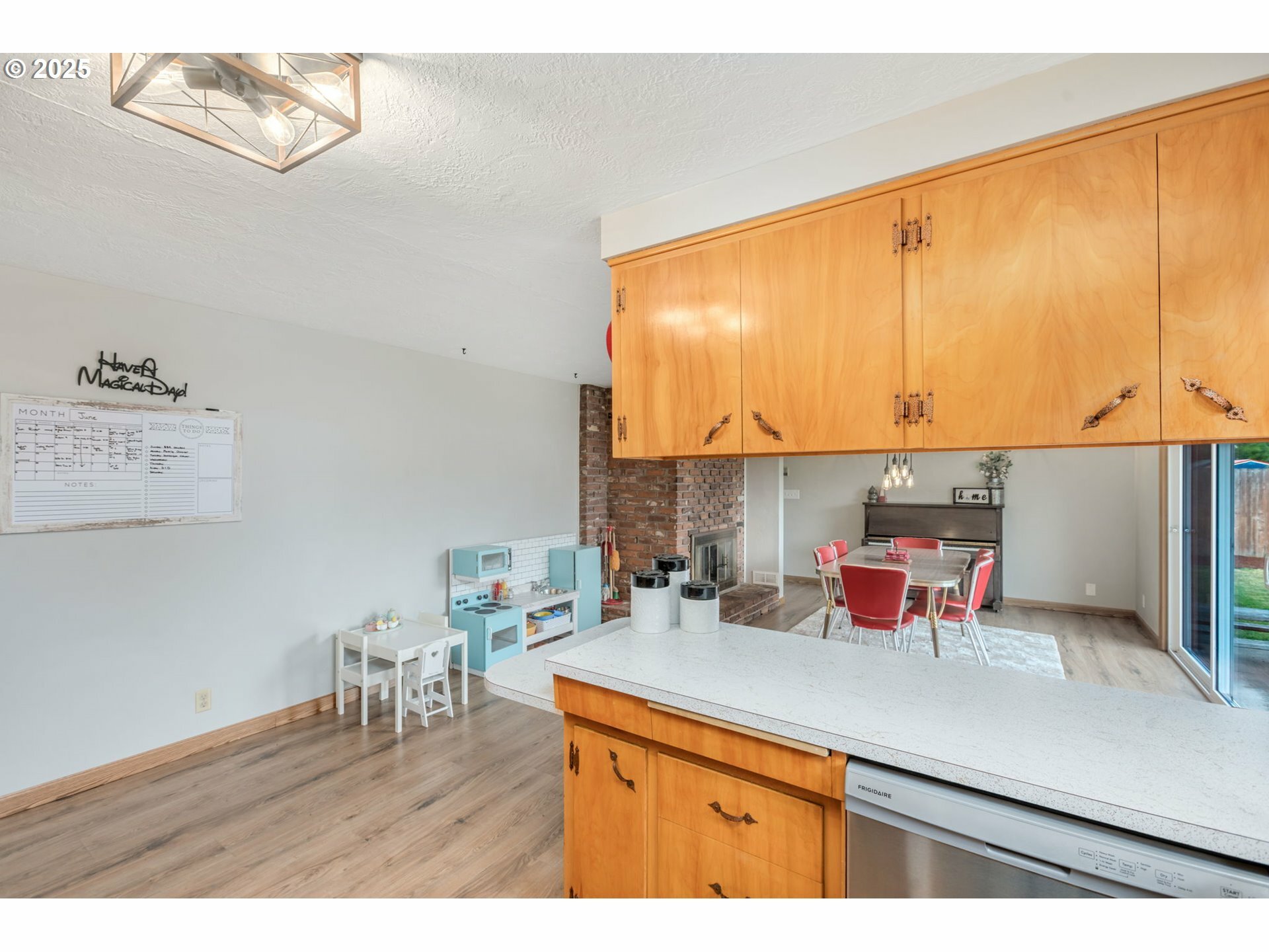 Property Photo: 3065 Edgewood Ave NE OR 97301