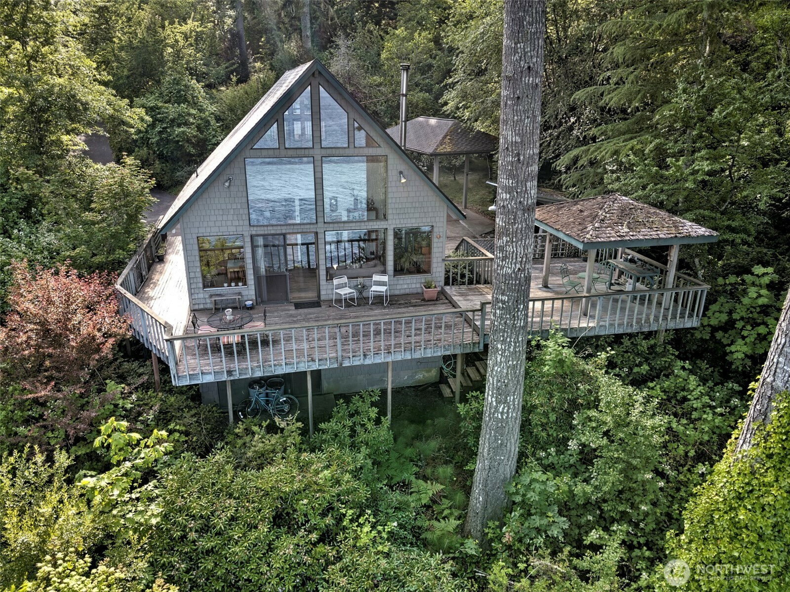 Property Photo:  662 E Stadium Beach Road E  WA 98546 