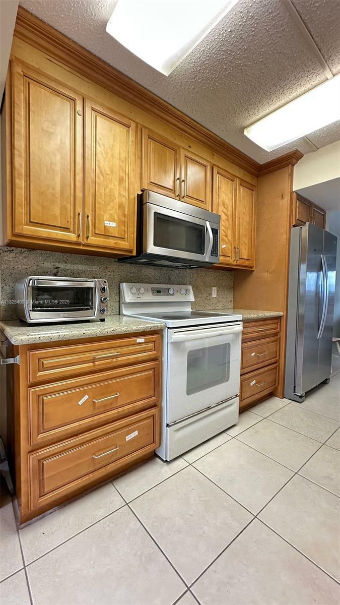 Property Photo: 12950 SW 13th St 301D FL 33027