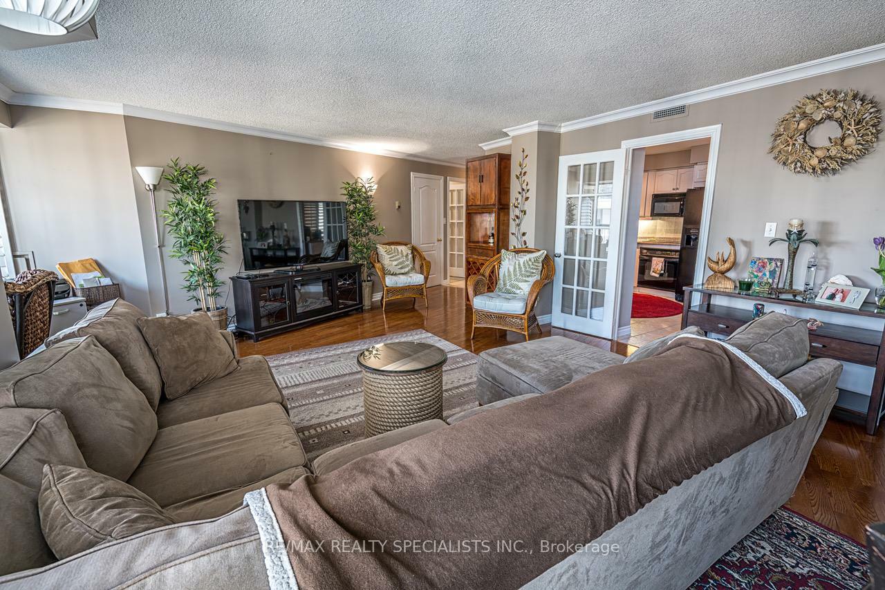 Property Photo: 2111 Lake Shore Boulevard 1518 ON M8V 1A1