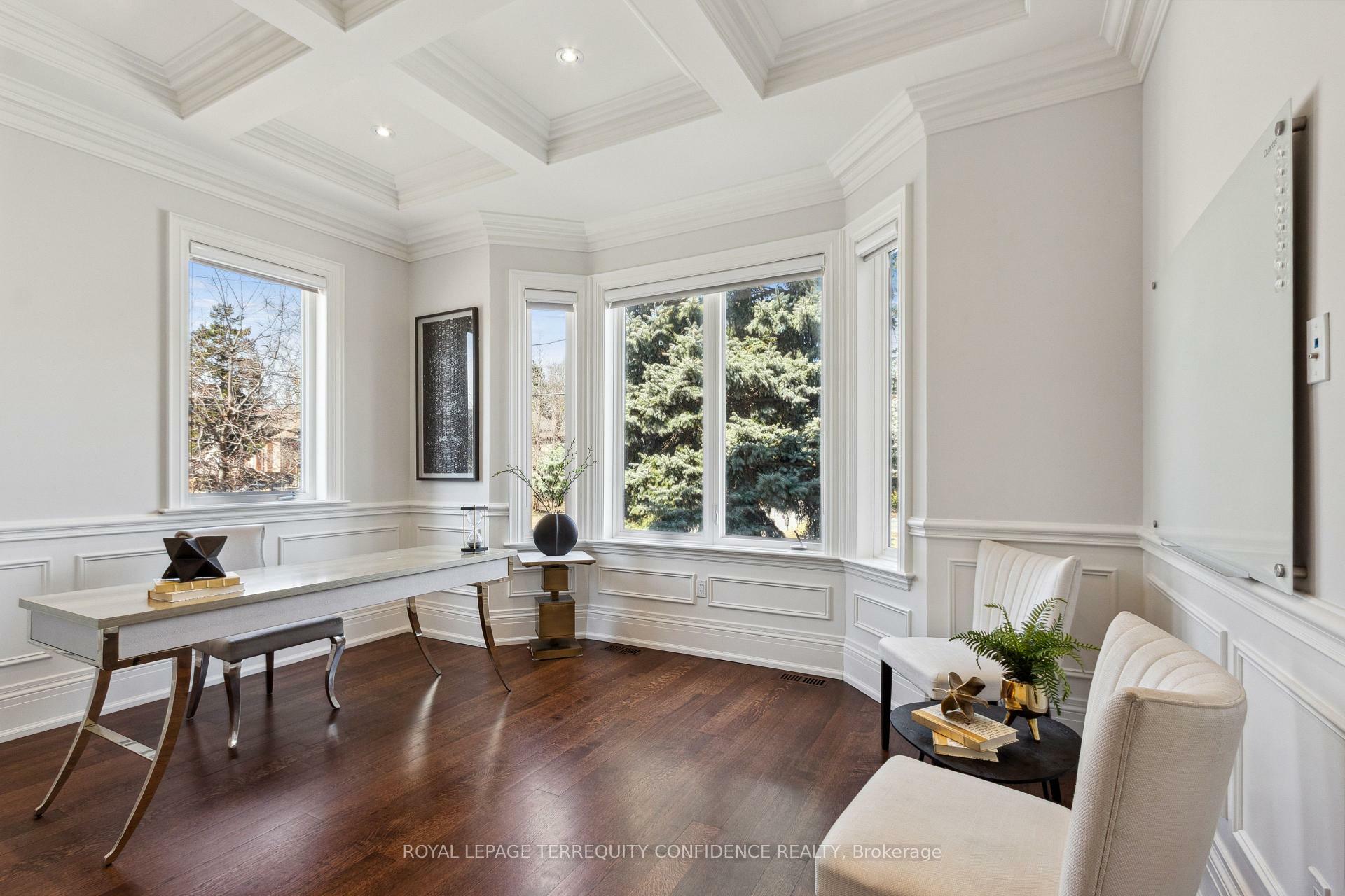 Photo de la propriété: 241 Hounslow Avenue ON M2N 2B5