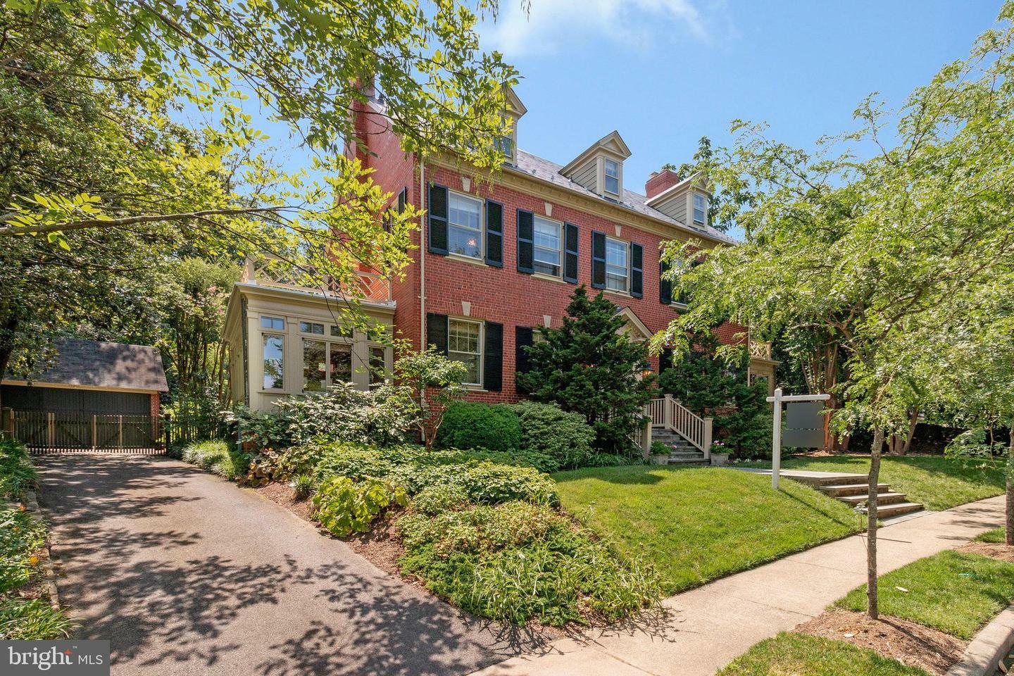 Property Photo: 412 N View Terrace VA 22301